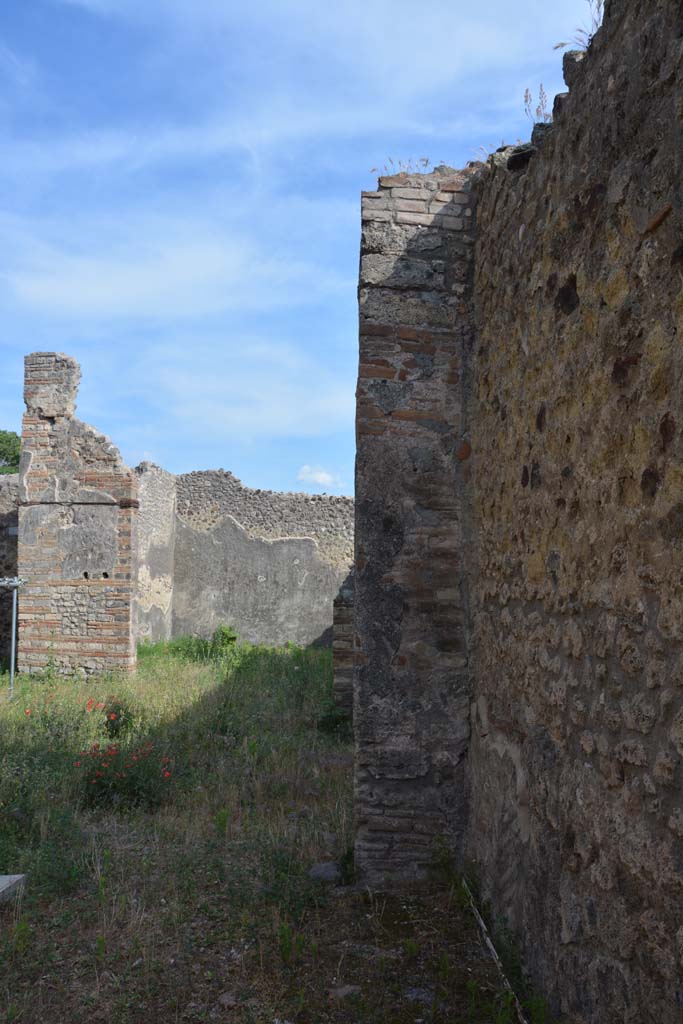 IX.5.2 Pompeii. May 2017. Room �L�, looking south along west wall towards peristyle �p�.
Foto Christian Beck, ERC Grant 681269 D�COR.
