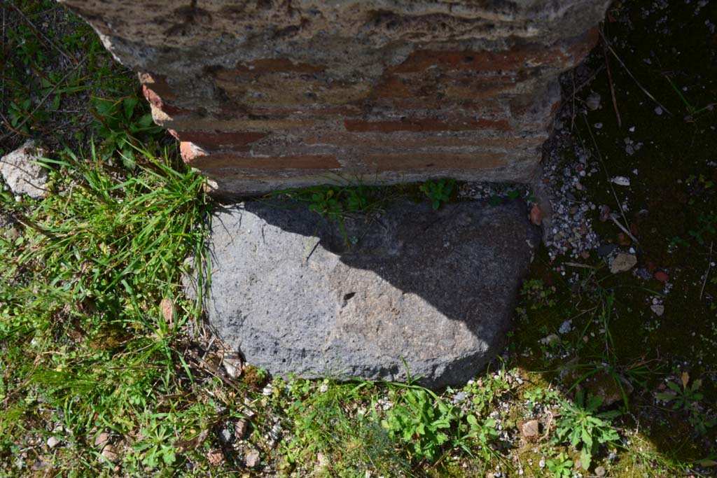 IX.5.2 Pompeii. March 2017. Room �L�, doorway threshold at south end of west wall, with peristyle �p�, on left.
Foto Christian Beck, ERC Grant 681269 D�COR.
