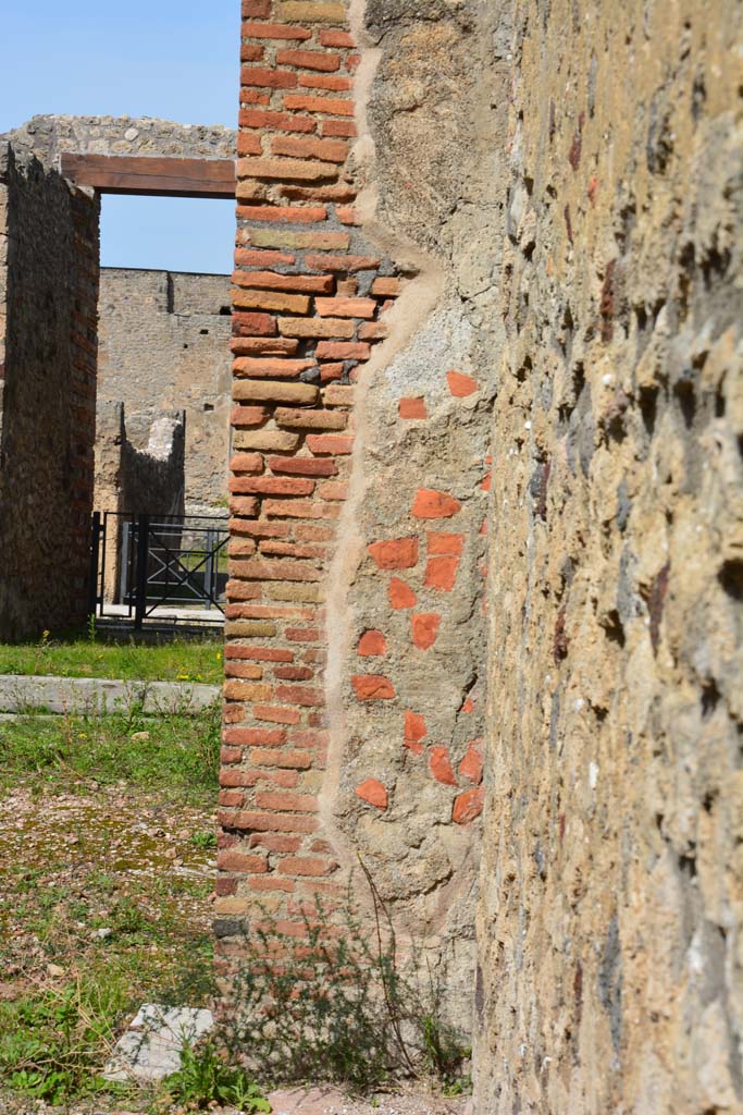 IX.5.2 Pompeii. March 2017. Room �L�, east side, looking north to pilaster separating from room �k�.
Foto Christian Beck, ERC Grant 681269 D�COR.
