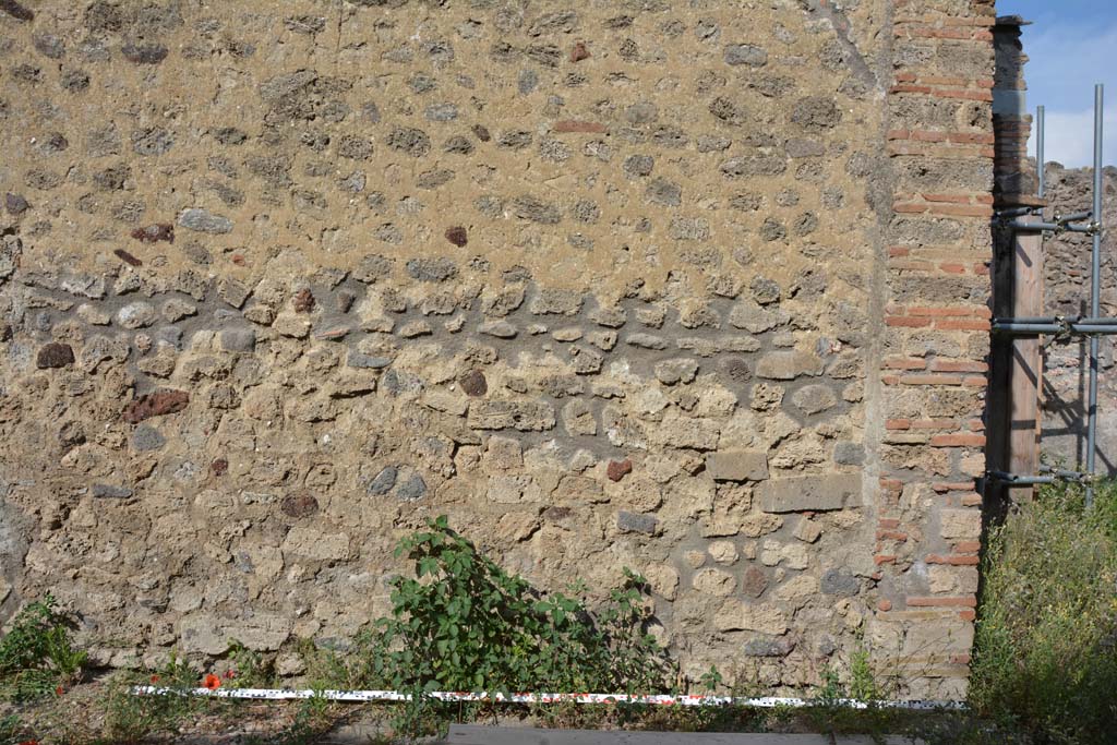 IX.5.2 Pompeii. May 2017. Room �L�, east wall at south end.
Foto Christian Beck, ERC Grant 681269 D�COR.

