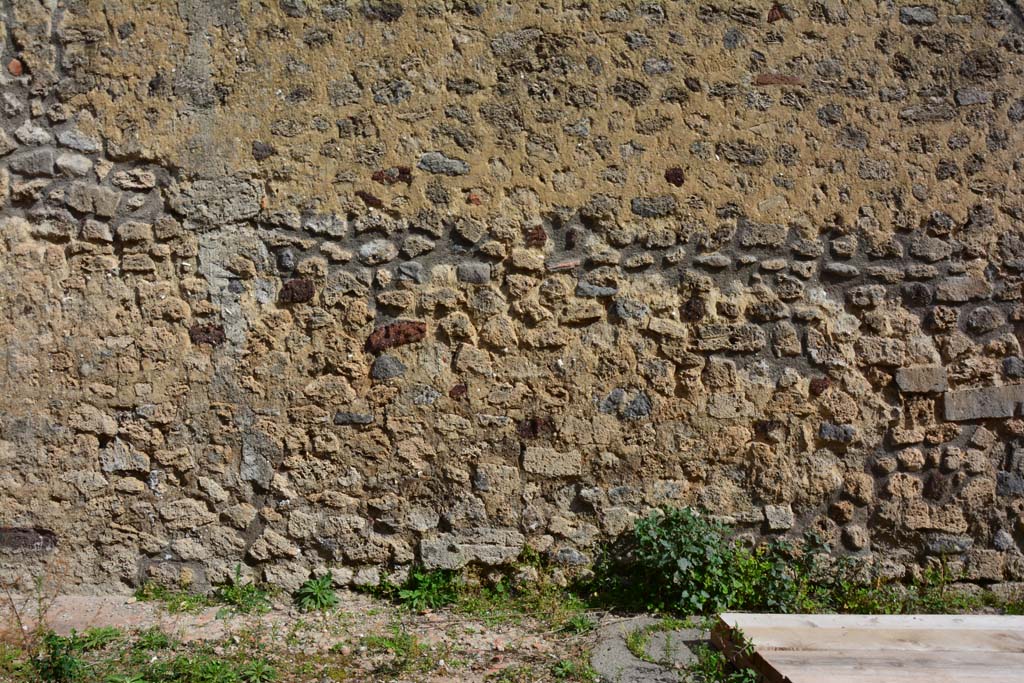 IX.5.2 Pompeii. March 2017. Room �L�, east wall with nearby cistern mouth.
Foto Christian Beck, ERC Grant 681269 D�COR.
