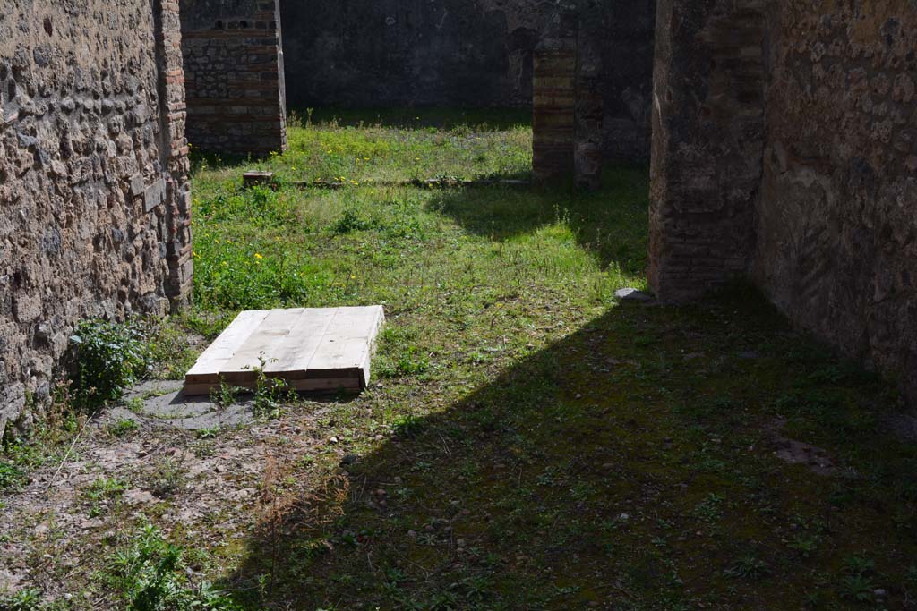 IX.5.2 Pompeii. March 2017. Room �L�, looking south along east wall with cistern-mouth, on left.
Foto Christian Beck, ERC Grant 681269 D�COR.
