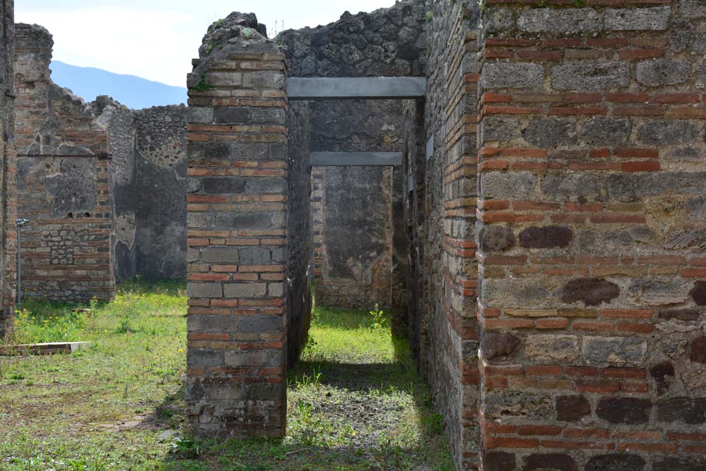 IX.5.2 Pompeii. March 2017. Room �b�, south-west corner of atrium, with tablinum �k�, on left, and corridor �m�, in centre.
Foto Christian Beck, ERC Grant 681269 D�COR.
