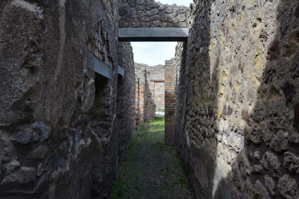 IX.5.2 Pompeii. March 2017. Corridor �m�, looking north towards atrium �b�, with doorways to rooms �o� and �n�, on left.
Foto Christian Beck, ERC Grant 681269 D�COR.

