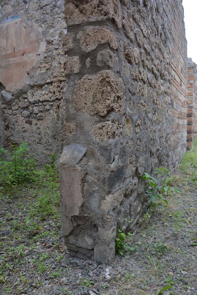 IX.5.2 Pompeii. May 2017. 
Corridor �m�, looking north towards doorway pilaster on north side of room �n�.
Foto Christian Beck, ERC Grant 681269 D�COR.
