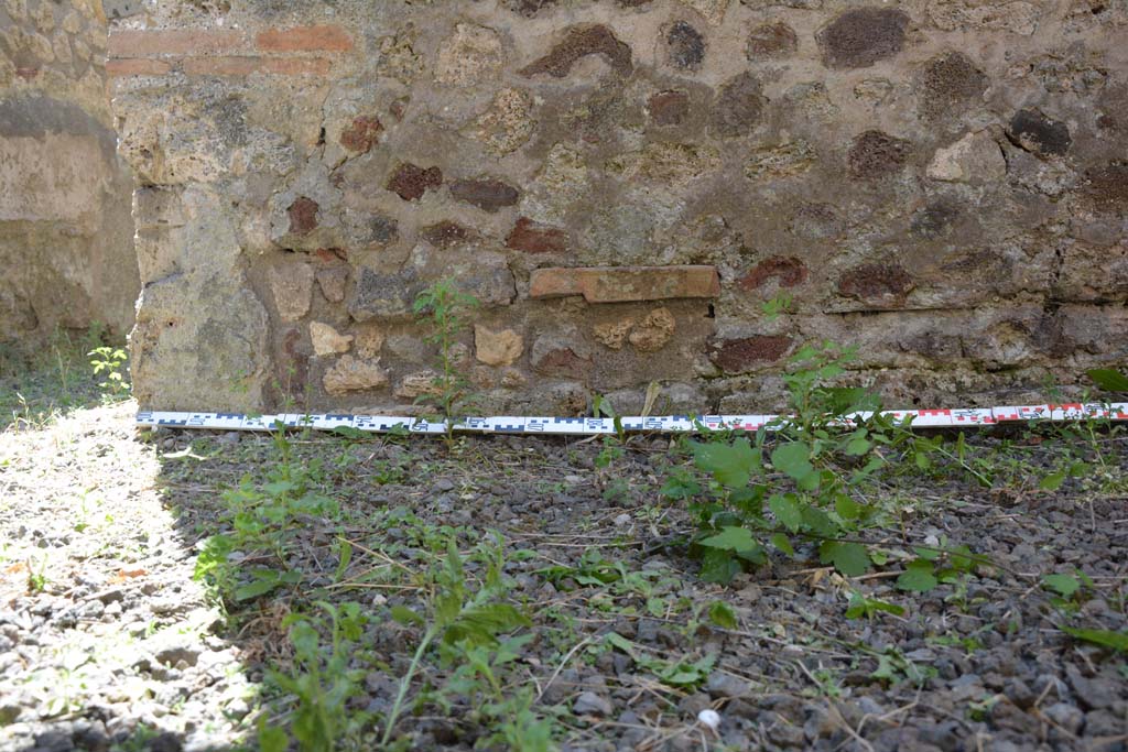 IX.5.2 Pompeii. May 2017. Room �n�, detail of lower south wall at east end.
Foto Christian Beck, ERC Grant 681269 D�COR.

