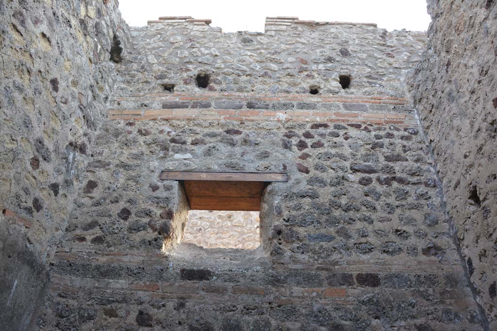 IX.5.2 Pompeii. May 2017. Room �o�, looking towards upper west wall with window.
Foto Christian Beck, ERC Grant 681269 D�COR.
