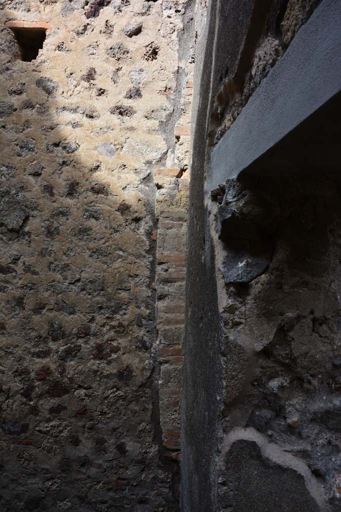 IX.5.2 Pompeii. March 2017. Room �o�, looking towards north wall in north-east corner.
Foto Christian Beck, ERC Grant 681269 D�COR.
