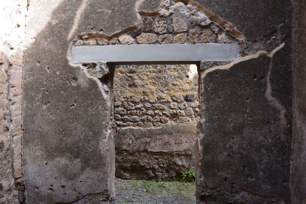 IX.5.2 Pompeii. March 2017. Room �o�, looking east towards doorway into corridor �m�.
Foto Christian Beck, ERC Grant 681269 D�COR.
