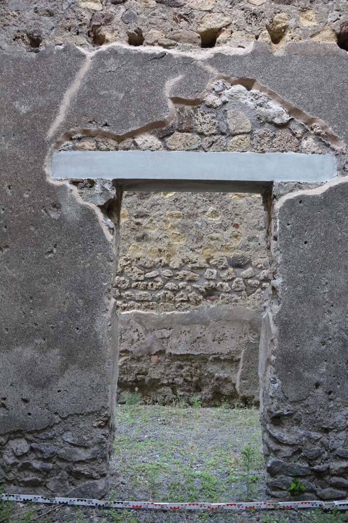 IX.5.2 Pompeii. May 2017. Room �o�, looking east towards doorway into corridor �m�.
Foto Christian Beck, ERC Grant 681269 D�COR.
