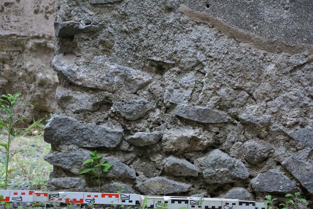 IX.5.2 Pompeii. May 2017. Room �o�, looking east to detail from lower south side of doorway.
Foto Christian Beck, ERC Grant 681269 D�COR.

