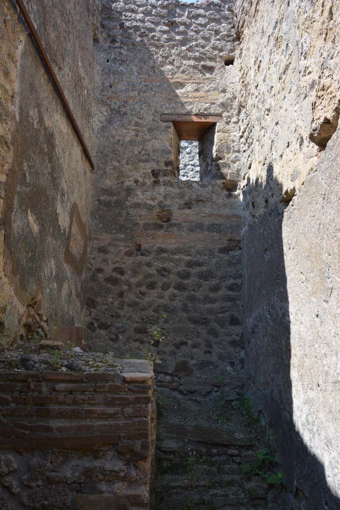 IX.5.2 Pompeii. May 2017. Room �z�, west wall with window in upper wall.
Foto Christian Beck, ERC Grant 681269 D�COR.
