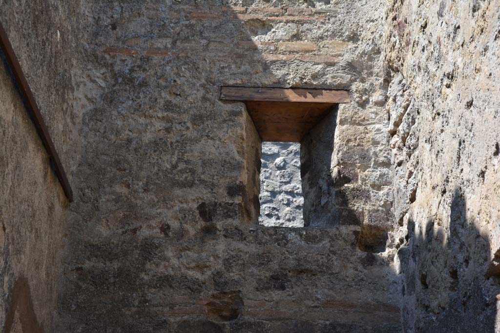 IX.5.2 Pompeii. May 2017. Room �z�, detail of window in west wall.
Foto Christian Beck, ERC Grant 681269 D�COR.
