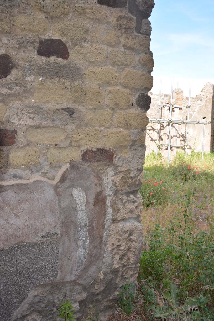 IX.5.2 Pompeii. May 2017. Corridor �m�, east wall at south end, leading onto peristyle �p�.
Foto Christian Beck, ERC Grant 681269 D�COR.

