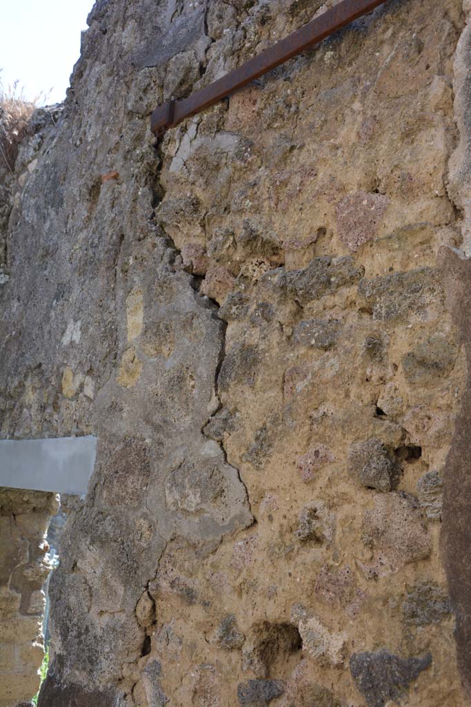 IX.5.2 Pompeii. May 2017. 
Room �z�, looking east along upper south wall towards doorway to peristyle �p�.
Foto Christian Beck, ERC Grant 681269 D�COR.

