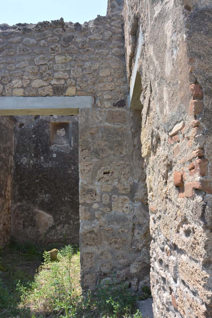 IX.5.2 Pompeii. May 2017. 
Peristyle �p�, looking west from south end of corridor �m�, on right, towards doorway to room �q�, on left.
Foto Christian Beck, ERC Grant 681269 D�COR.
