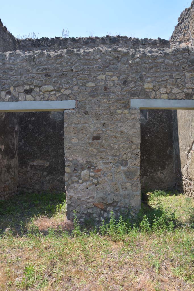 IX.5.2 Pompeii. May 2017. 
Peristyle �p�, looking west to pilaster between rooms �r�, on left, and �q�, on right. 
Foto Christian Beck, ERC Grant 681269 D�COR.
