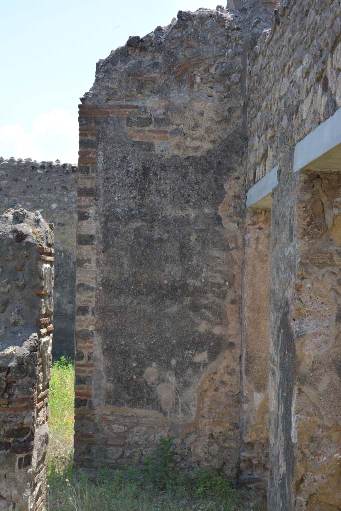 IX.5.2 Pompeii. May 2017. 
Peristyle �p�, looking south on west side, with doorways to rooms  �w� and �r�, on right.
Foto Christian Beck, ERC Grant 681269 D�COR.


