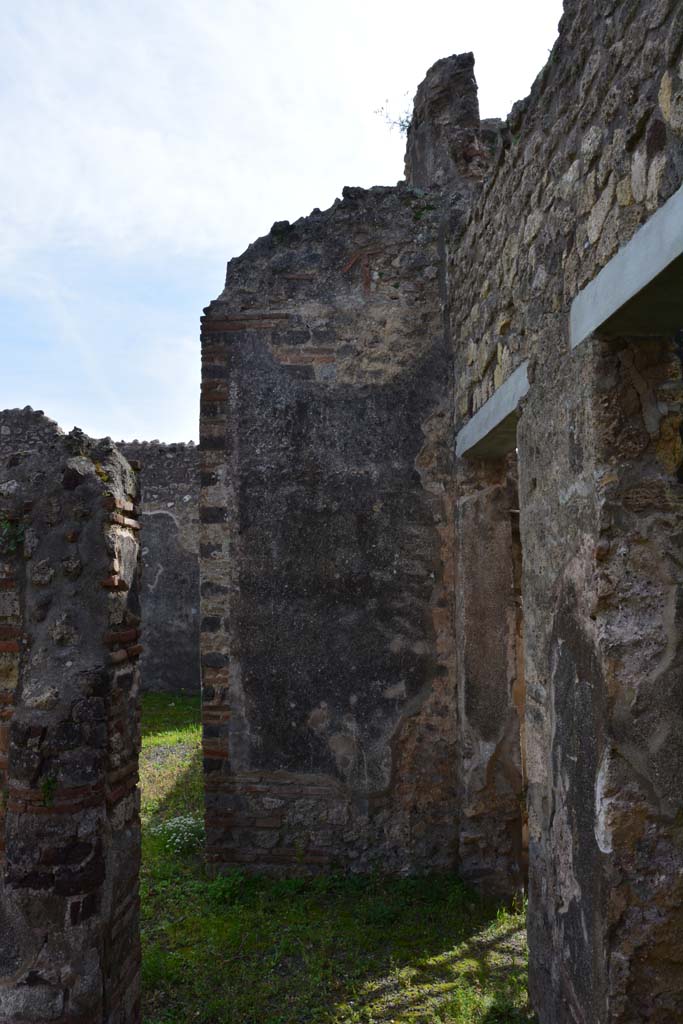 IX.5.2 Pompeii. March 2017. 
Peristyle �p�, looking south on west side of peristyle, with doorways to rooms �w� and �r�, on right.
Foto Christian Beck, ERC Grant 681269 D�COR.
