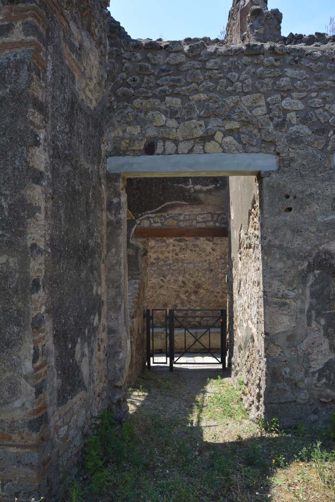 IX.5.2 Pompeii. May 2017. Peristyle �p�, south-west corner. 
Looking west to doorway to room �w�, with entrance at IX.5.22 on Vicolo di Tesmo.
Foto Christian Beck, ERC Grant 681269 D�COR.

