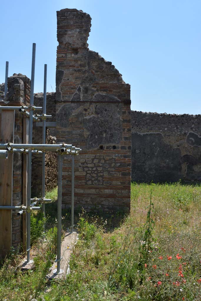IX.5.2 Pompeii. May 2017. 
Peristyle �p�, looking south to pilaster between south-east corner and room �v�.
Foto Christian Beck, ERC Grant 681269 D�COR.
