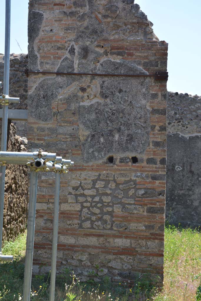 IX.5.2 Pompeii. May 2017. Peristyle �p�, detail of pilaster on east side of room �v�.
Foto Christian Beck, ERC Grant 681269 D�COR.
