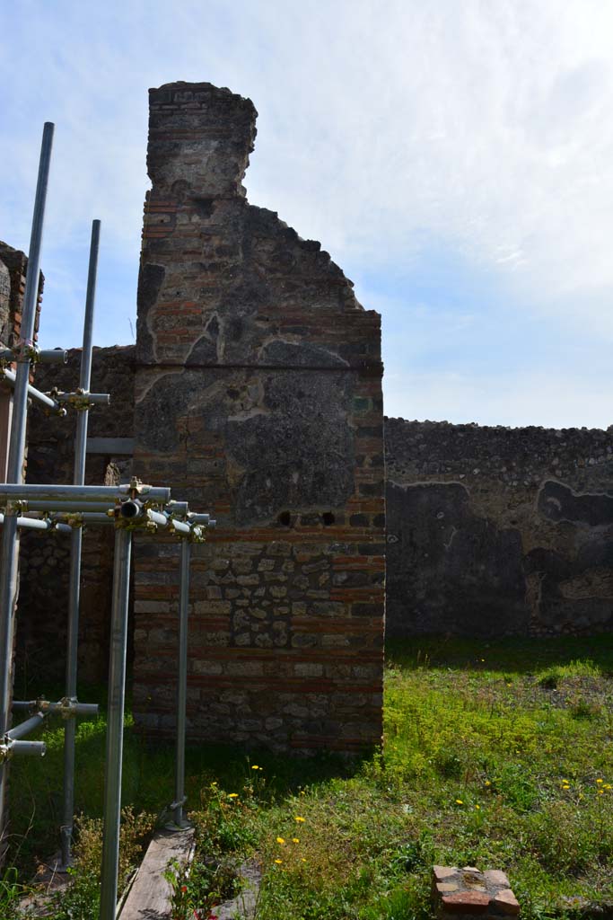 IX.5.2 Pompeii. March 2017. Peristyle �p�, south side, pilaster on east side of room �v�.
The puteal and a masonry base are visible.
Foto Christian Beck, ERC Grant 681269 D�COR.


