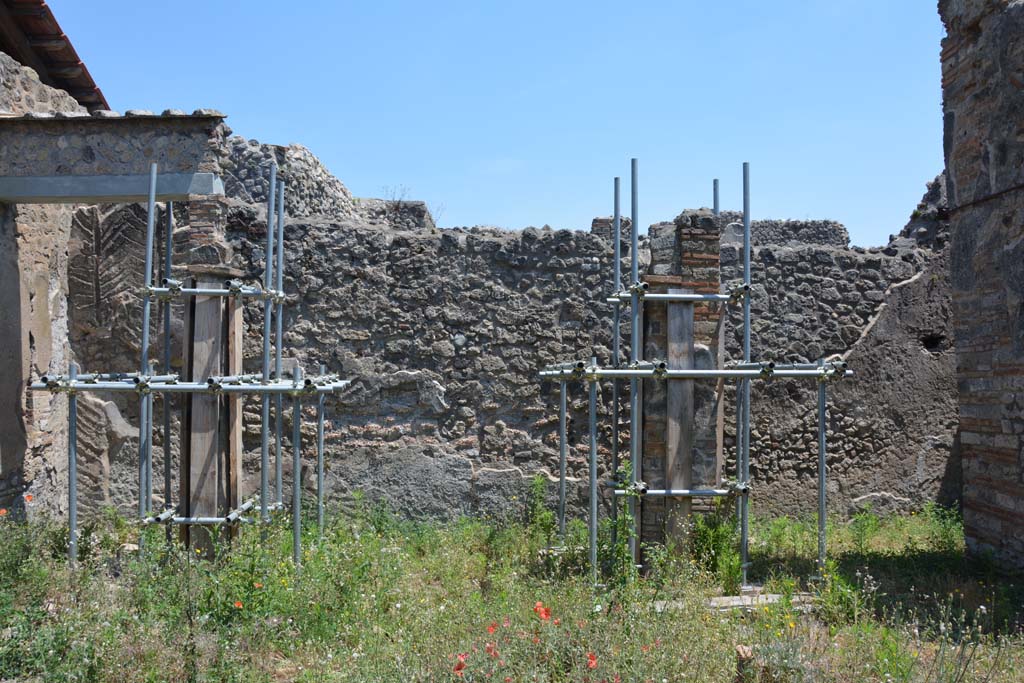 IX.5.2 Pompeii. May 2017. Peristyle �p�, looking towards east wall.
Foto Christian Beck, ERC Grant 681269 D�COR.

