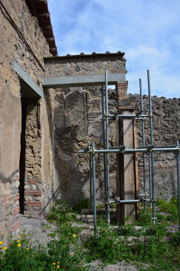 IX.5.2 Pompeii. March 2017. Peristyle �p�, east side in north-east corner outside room �u�.
Foto Christian Beck, ERC Grant 681269 D�COR.

