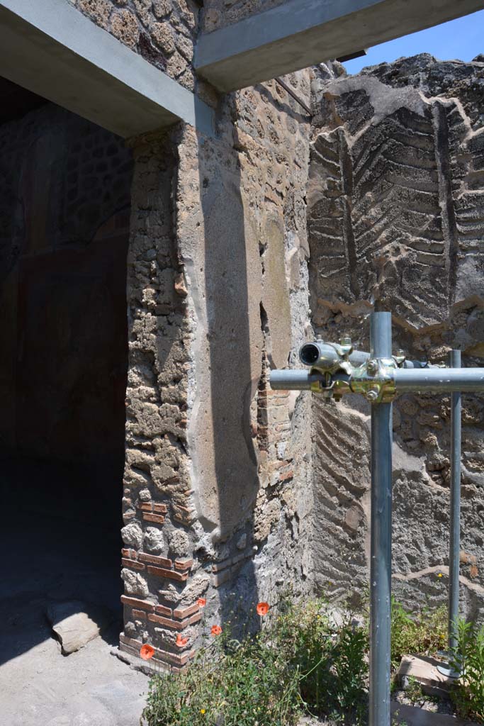 IX.5.2 Pompeii. May 2017. Peristyle �p�, north-east corner, with doorway to room �u�, on left.
Foto Christian Beck, ERC Grant 681269 D�COR.

