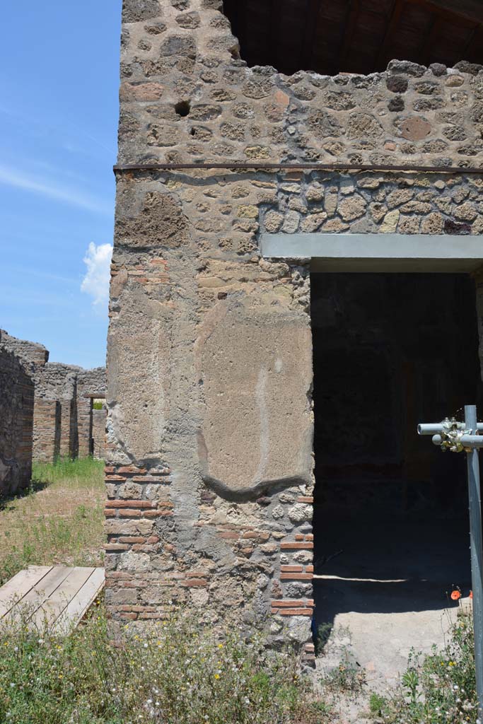 IX.5.2 Pompeii. May 2017. 
Peristyle �p�, looking north towards pilaster between room �L�, on left, and room �u�, on right.
Foto Christian Beck, ERC Grant 681269 D�COR.
