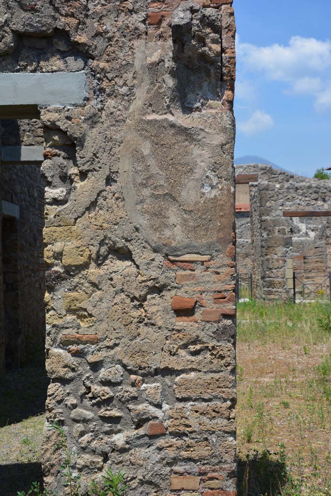 IX.5.2 Pompeii. May 2017. 
Peristyle �p�, looking north towards pilaster between Corridor �m�, on left, and room �L�, on right.
Foto Christian Beck, ERC Grant 681269 D�COR.

