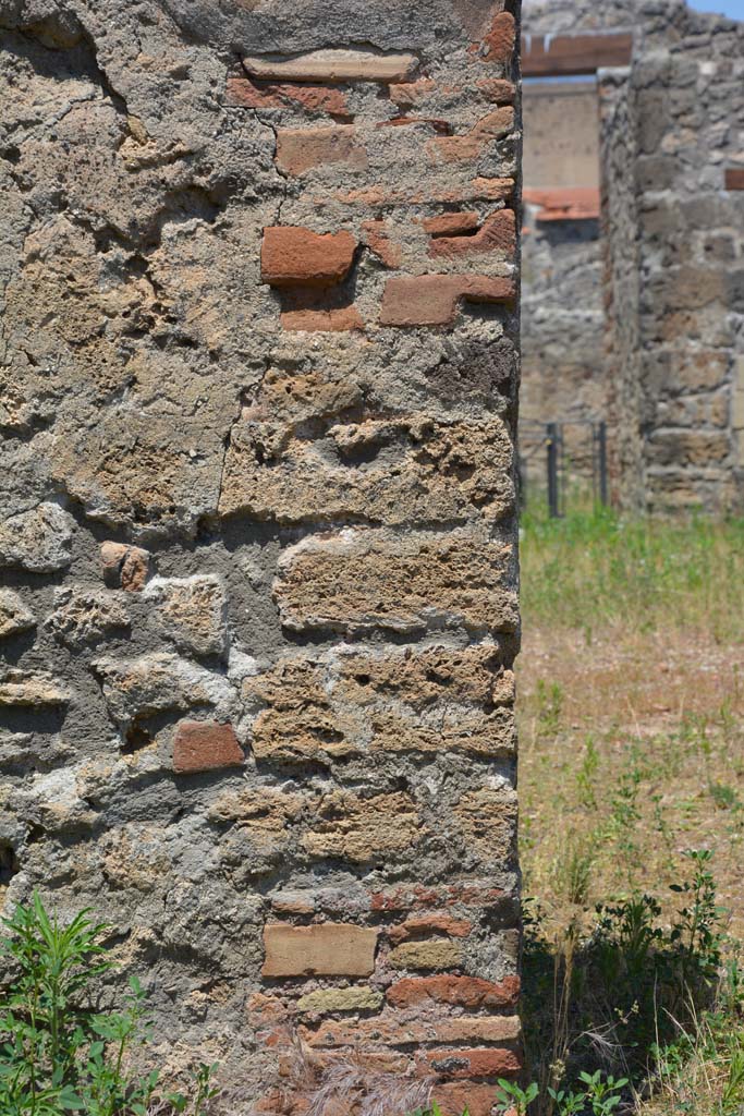 IX.5.2 Pompeii. May 2017. 
Peristyle �p�, looking north to detail on pilaster with room �L�, on right.
Foto Christian Beck, ERC Grant 681269 D�COR.
