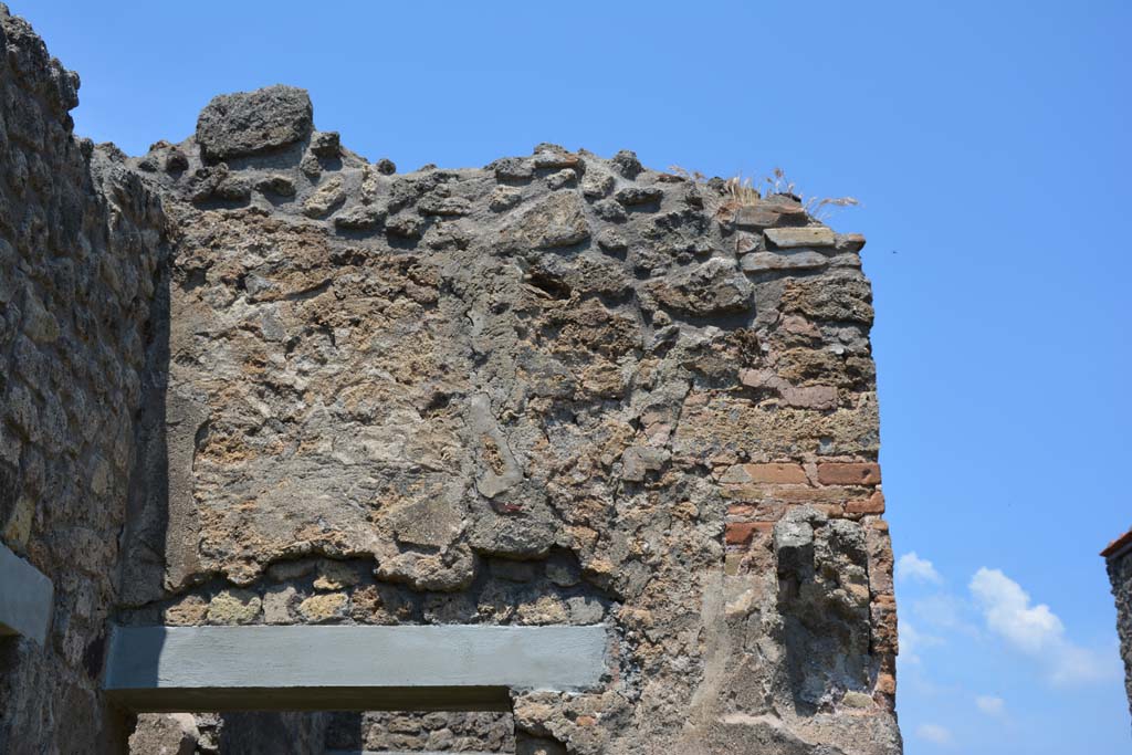 IX.5.2 Pompeii. May 2017. 
Peristyle �p�, looking north towards upper wall above doorway to Corridor �m�, in north-west corner of peristyle. 
Foto Christian Beck, ERC Grant 681269 D�COR.
