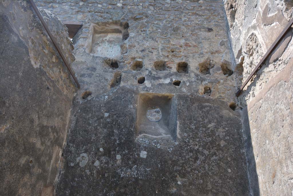 IX.5.2 Pompeii. May 2017. Room �q�, looking towards upper west wall and upper floor, with rectangular niche.
Foto Christian Beck, ERC Grant 681269 D�COR.


