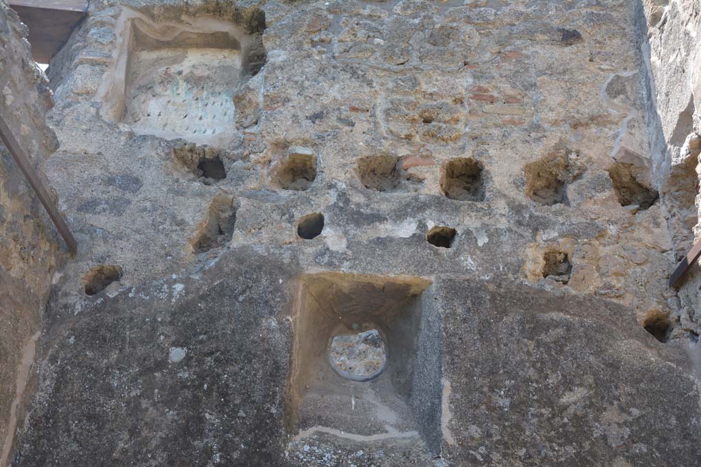 IX.5.2 Pompeii. May 2017. Room �q�, looking towards upper west wall and upper floor, with rectangular niche.
Foto Christian Beck, ERC Grant 681269 D�COR.
