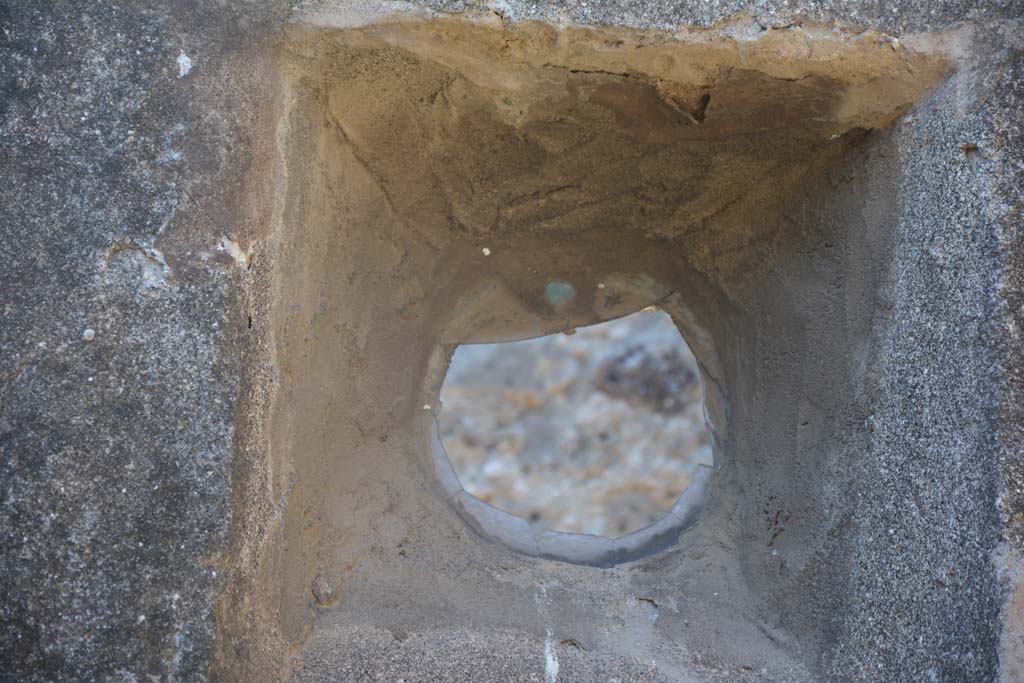 IX.5.2 Pompeii. May 2017. Room �q�, detail of the circular window with fragments of the glass window pane.  
Foto Christian Beck, ERC Grant 681269 D�COR.

