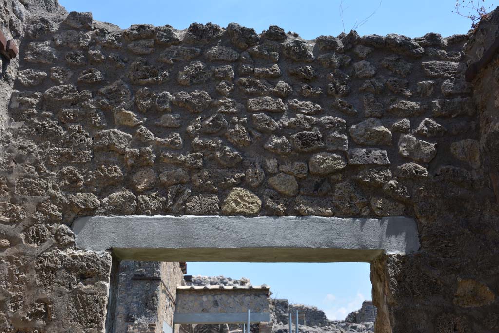 IX.5.2 Pompeii. May 2017. Room �q�, upper east wall above doorway to peristyle �p�.
Foto Christian Beck, ERC Grant 681269 D�COR.


