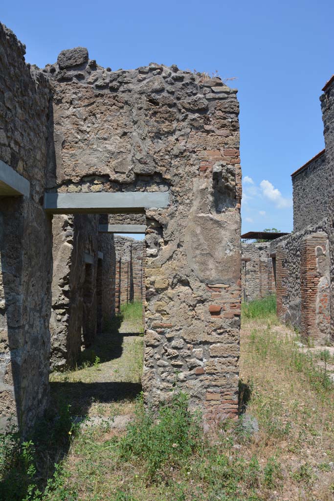 IX.5.2 Pompeii. May 2017. 
Peristyle �p�, looking north towards corridor �m�, on left, and room �L�, on right.
Foto Christian Beck, ERC Grant 681269 D�COR.
