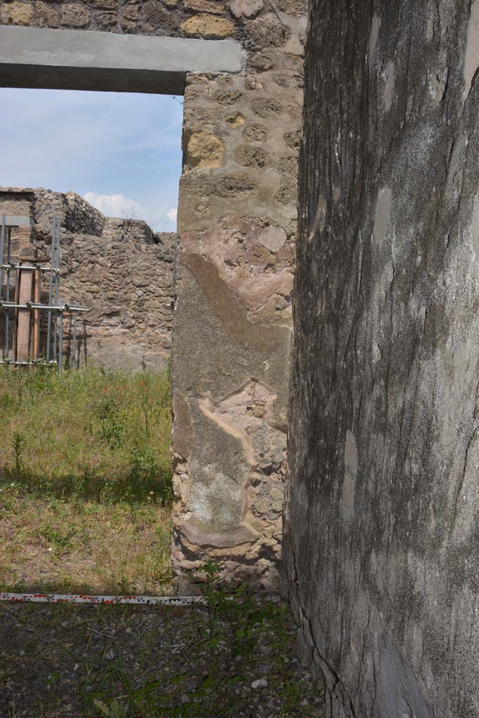 IX.5.2 Pompeii. May 2017. Room �r�, looking east towards south-east corner. 
Foto Christian Beck, ERC Grant 681269 D�COR.
