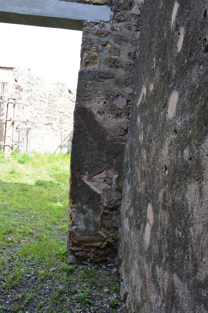 IX.5.2 Pompeii. March 2017. Room �r�, looking towards east wall in south-east corner.
Foto Christian Beck, ERC Grant 681269 D�COR.
