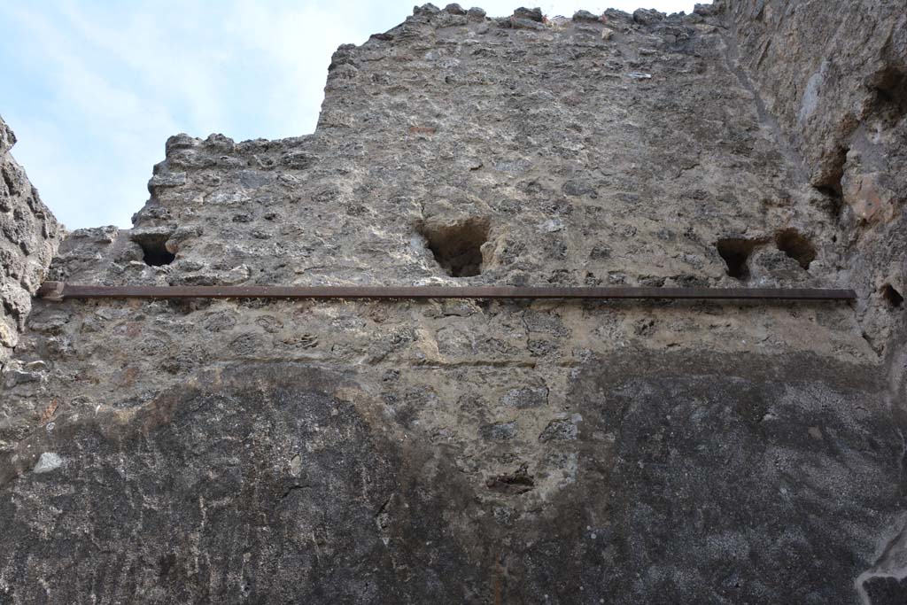 IX.5.2 Pompeii. May 2017. Room �r�, upper south wall. 
Foto Christian Beck, ERC Grant 681269 D�COR.
