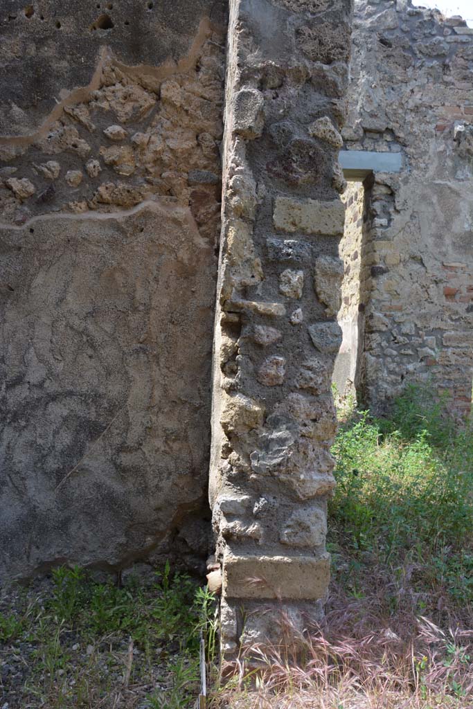 IX.5.2 Pompeii. May 2017. Room �r�, looking towards pilaster on north side of doorway.
Foto Christian Beck, ERC Grant 681269 D�COR.
