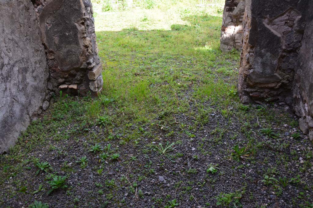 IX.5.2 Pompeii. March 2017. Room �r�, looking towards east doorway onto peristyle �p�.
Foto Christian Beck, ERC Grant 681269 D�COR.

