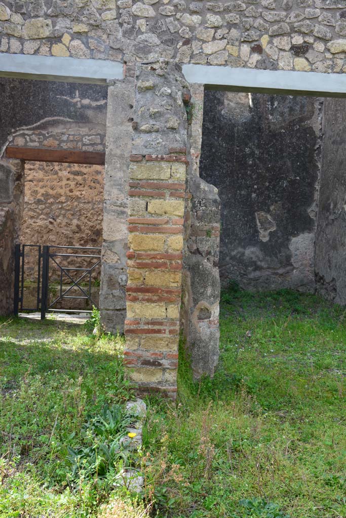 IX.5.2 Pompeii. March 2017. 
Peristyle �p�, looking west towards doorway to room �r�, on right, and to corridor �w�, on left.
Foto Christian Beck, ERC Grant 681269 D�COR.

