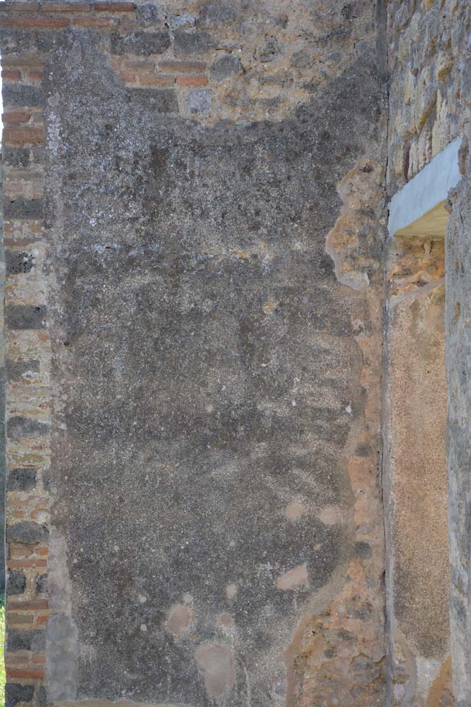 IX.5.2 Pompeii. May 2017. Peristyle �p�, looking south to wall on east side of doorway to room �w�.
Foto Christian Beck, ERC Grant 681269 D�COR.
