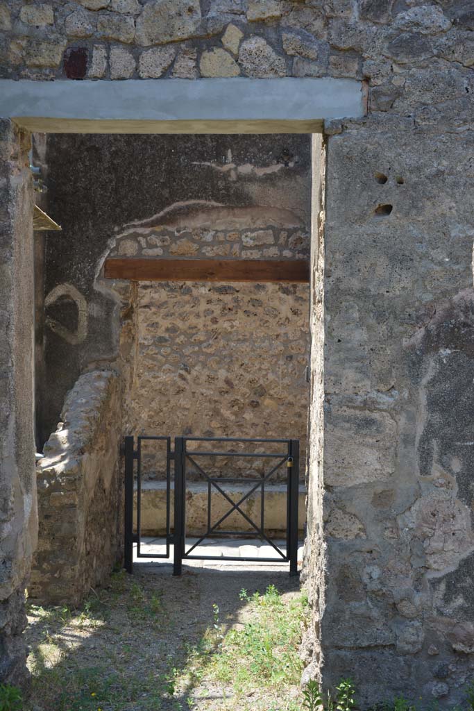 IX.5.2 Pompeii. May 2017. Corridor �w�, looking west towards north side of doorway.
Looking west towards rear entrance at IX.5.22 on Vicolo di Tesmo. 
Foto Christian Beck, ERC Grant 681269 D�COR.
