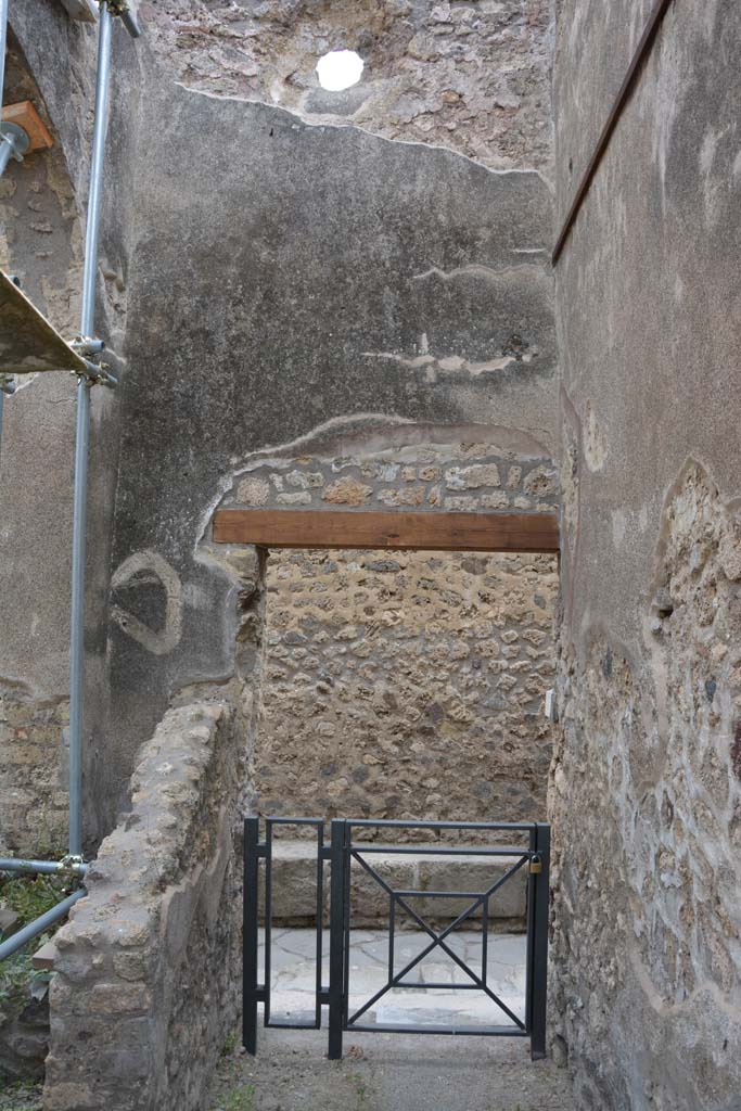IX.5.2 Pompeii. May 2017. Room �w�, looking west towards IX.5.22.
Foto Christian Beck, ERC Grant 681269 D�COR.
