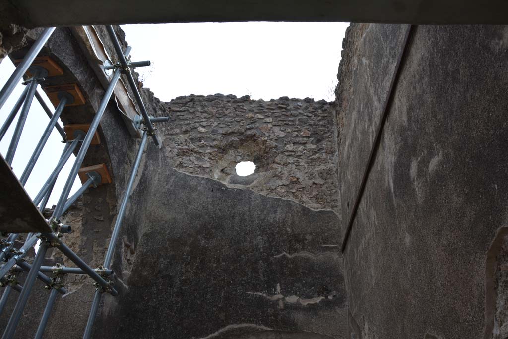 IX.5.2 Pompeii. May 2017. Room �w�, upper west wall. 
Foto Christian Beck, ERC Grant 681269 D�COR.

