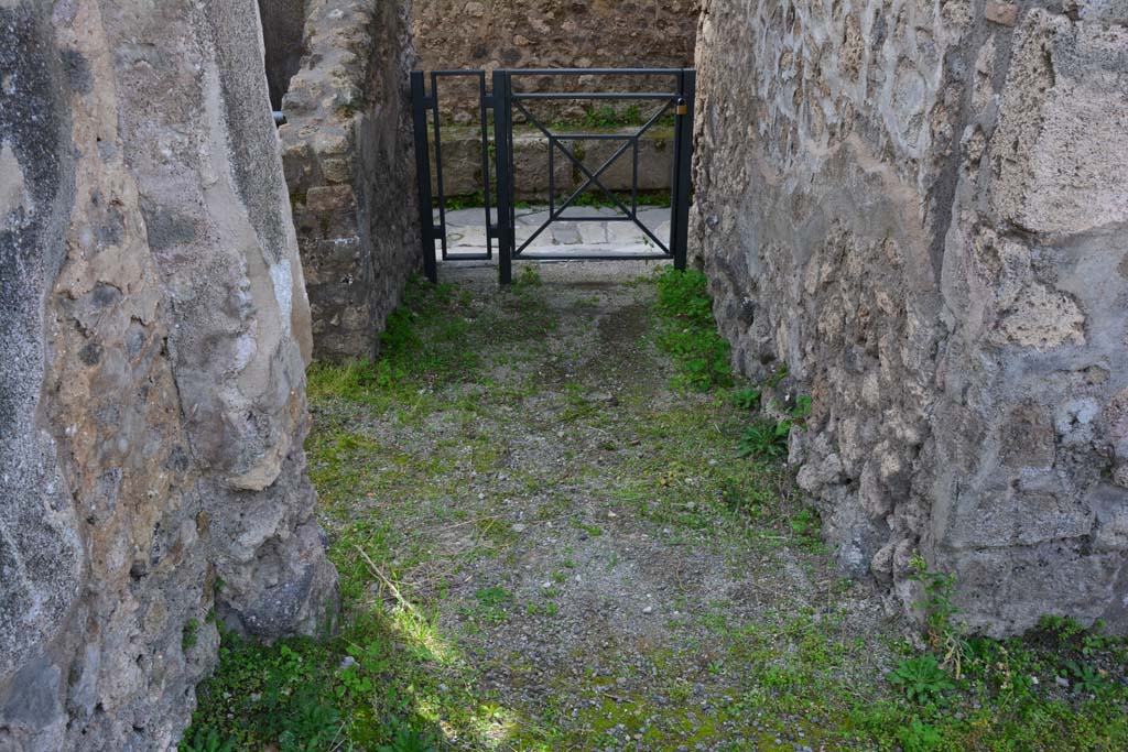 IX.5.2 Pompeii. March 2017. Corridor �w�, looking west from west portico of peristyle �p�. 
Foto Christian Beck, ERC Grant 681269 D�COR.
